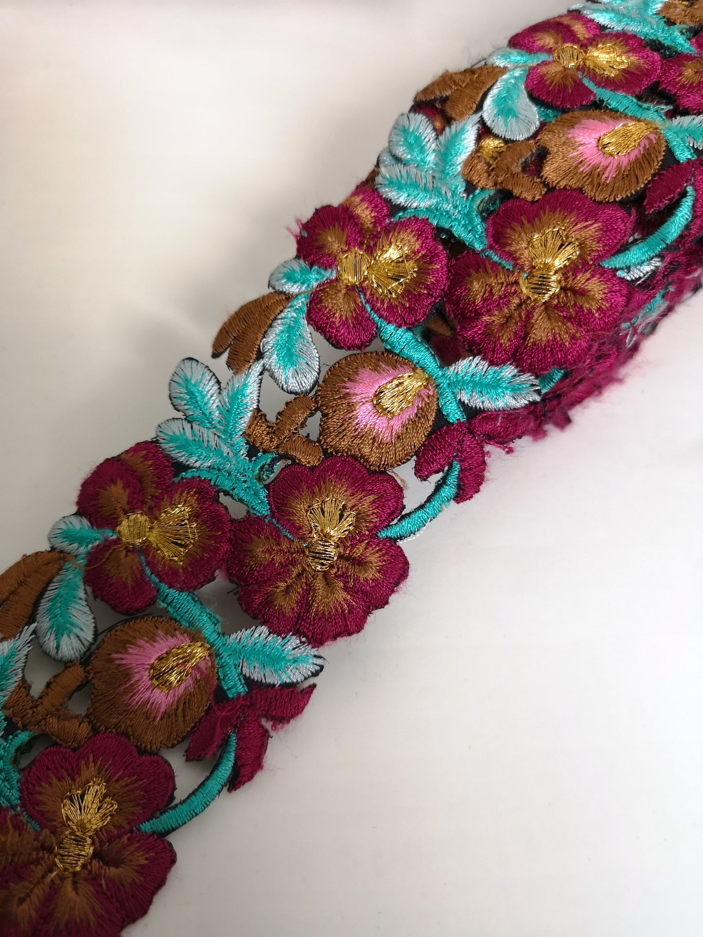 7901 Wide Aqua & Aubergine Pansy Flower Cutwork Trim
