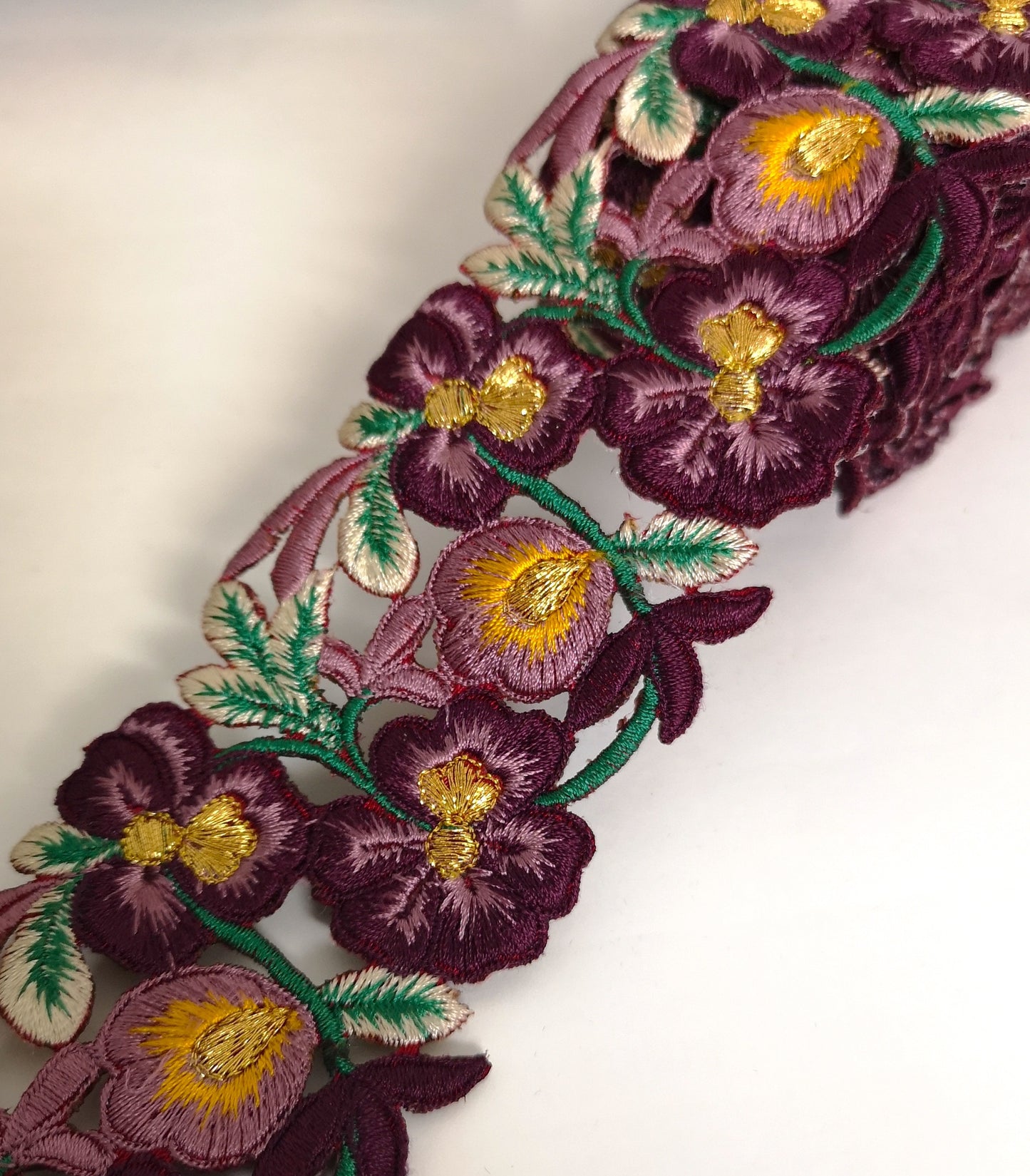 7901 Wide Plum & Dusky Pink Pansy Flower Cutwork Trim