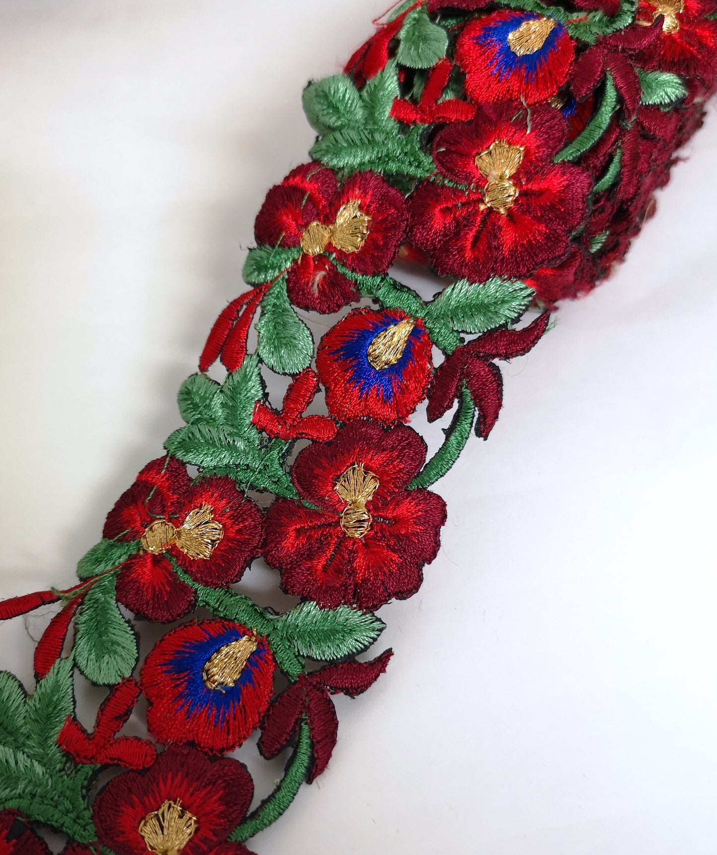 7901 Wide Red, Green & Blue Pansy Flower Cutwork Trim