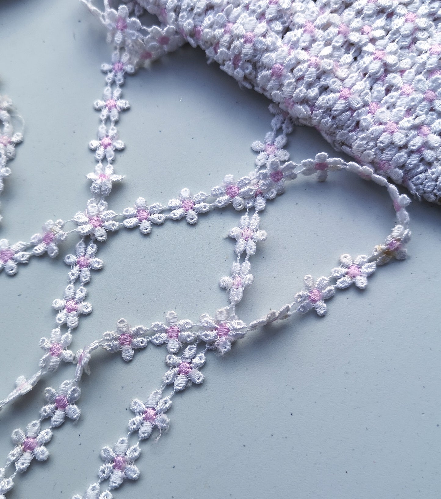 White & Pink Daisy Motif Trim