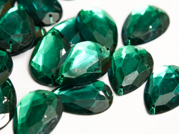 Emerald Green 20mm x 30mm Teardrop Flat Back Gems