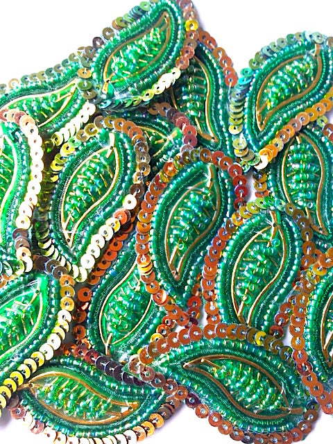 A26 Emerald Green & Gold Leaf Shaped Motif