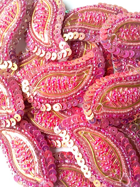 A26 Salmon Pink & Gold Leaf Shaped Motif